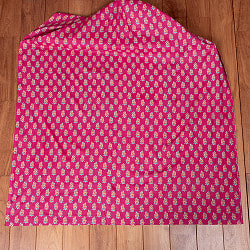 〔1m単位切り売り〕テキスタイルの伝統息づくインドから　昔ながらのボタニカル柄布　ビビッドピンク系〔幅約107cm〕 - サブ2