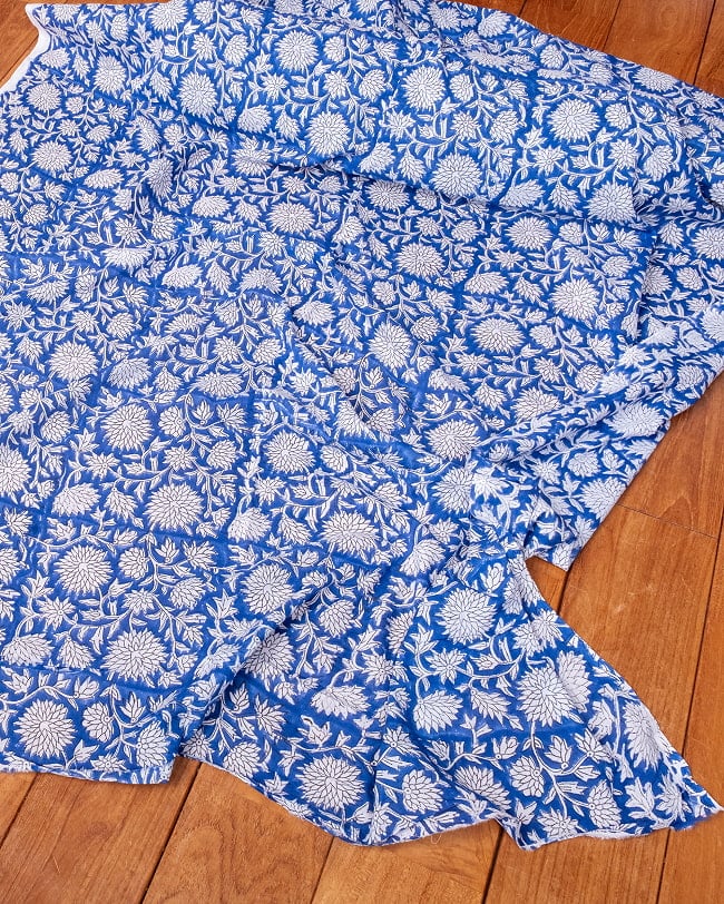 〔1m単位切り売り〕ジャイプル 職人手作り木版染め 色彩美しいボタニカルデザイン〔幅約113cm〕〔ブルー系 更紗柄〕 おしゃれ 生地 テーブルクロス 手芸素材などへ 6 - とても良い風合いです