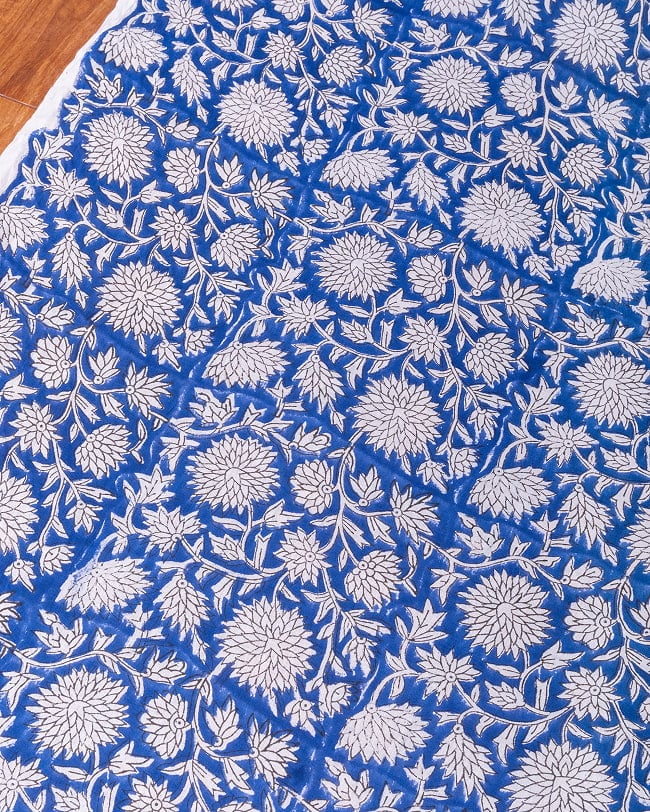 〔1m単位切り売り〕ジャイプル 職人手作り木版染め 色彩美しいボタニカルデザイン〔幅約113cm〕〔ブルー系 更紗柄〕 おしゃれ 生地 テーブルクロス 手芸素材などへの写真