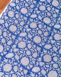 〔1m単位切り売り〕ジャイプル 職人手作り木版染め 色彩美しいボタニカルデザイン〔幅約113cm〕〔ブルー系 更紗柄〕 おしゃれ 生地 テーブルクロス 手芸素材などへ