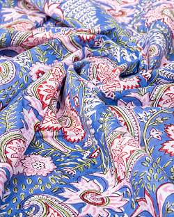 〔1m単位切り売り〕ジャイプル　職人手作り木版染め　色彩美しいボタニカルデザイン〔幅約111cm〕〔ブルー系　更紗柄〕　おしゃれ　生地　テーブルクロス　手芸素材などへ - サブ5