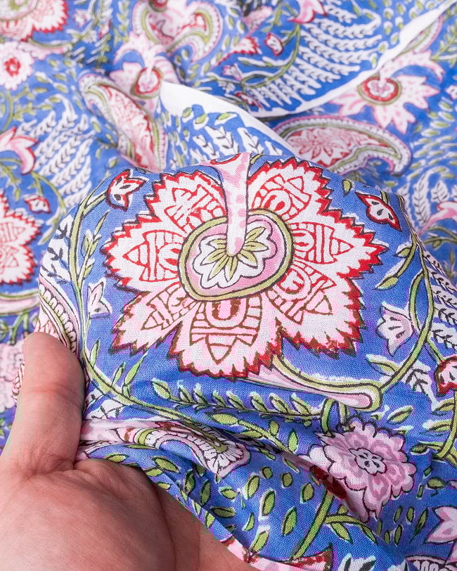 〔1m単位切り売り〕ジャイプル 職人手作り木版染め 色彩美しいボタニカルデザイン〔幅約111cm〕〔ブルー系 更紗柄〕 おしゃれ 生地 テーブルクロス 手芸素材などへ 7 - このような生地感になります。ウッドブロックにしか出せない風合いです。