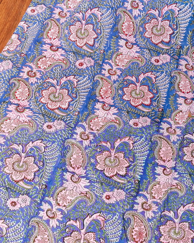 〔1m単位切り売り〕ジャイプル 職人手作り木版染め 色彩美しいボタニカルデザイン〔幅約111cm〕〔ブルー系 更紗柄〕 おしゃれ 生地 テーブルクロス 手芸素材などへの写真