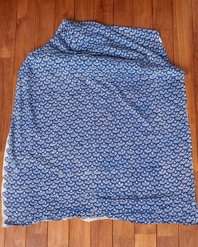 〔1m単位切り売り〕ジャイプル 職人手作り木版染め 色彩美しいボタニカルデザイン〔幅約110cm〕〔ブルー系 小花柄〕 おしゃれ 生地 テーブルクロス 手芸素材などへ 2 - 生地を広げてみたところです。横幅もしっかりあります。注文個数に応じた長さにカットしてお送りいたします。