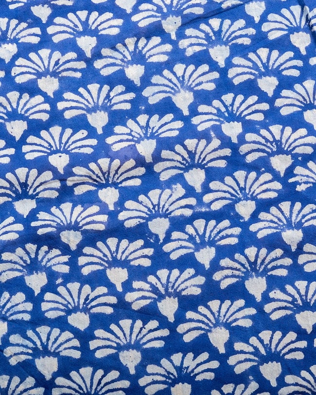 〔1m単位切り売り〕ジャイプル 職人手作り木版染め 色彩美しいボタニカルデザイン〔幅約110cm〕〔ブルー系 小花柄〕 おしゃれ 生地 テーブルクロス 手芸素材などへ 3 - 1mの長さごとにご購入いただけます。