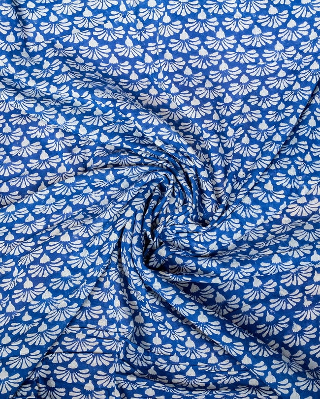 〔1m単位切り売り〕ジャイプル 職人手作り木版染め 色彩美しいボタニカルデザイン〔幅約110cm〕〔ブルー系 小花柄〕 おしゃれ 生地 テーブルクロス 手芸素材などへ 4 - インドならではの布ですね。