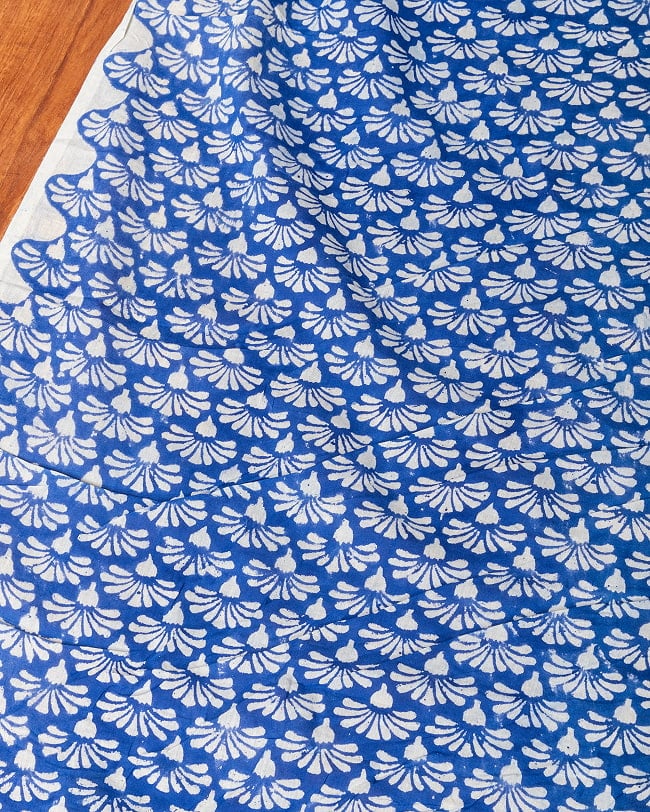 〔1m単位切り売り〕ジャイプル 職人手作り木版染め 色彩美しいボタニカルデザイン〔幅約110cm〕〔ブルー系 小花柄〕 おしゃれ 生地 テーブルクロス 手芸素材などへの写真