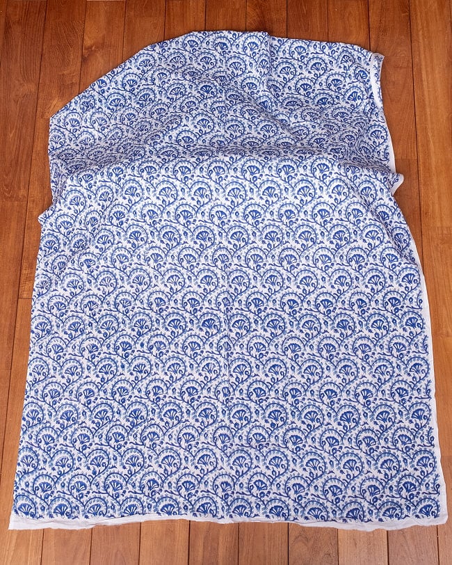 〔1m単位切り売り〕ジャイプル 職人手作り木版染め 色彩美しいボタニカルデザイン〔幅約106cm〕〔ブルー系 更紗柄〕 おしゃれ 生地 テーブルクロス 手芸素材などへ 2 - 生地を広げてみたところです。横幅もしっかりあります。注文個数に応じた長さにカットしてお送りいたします。