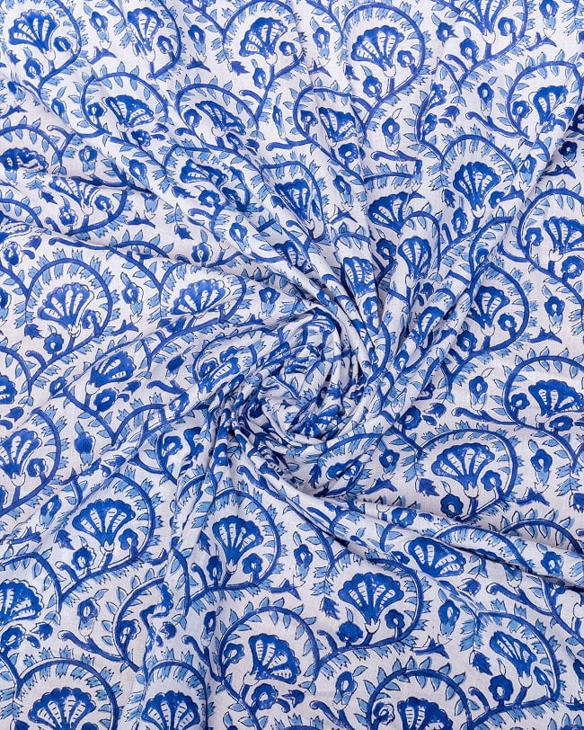 〔1m単位切り売り〕ジャイプル 職人手作り木版染め 色彩美しいボタニカルデザイン〔幅約106cm〕〔ブルー系 更紗柄〕 おしゃれ 生地 テーブルクロス 手芸素材などへ 4 - インドならではの布ですね。