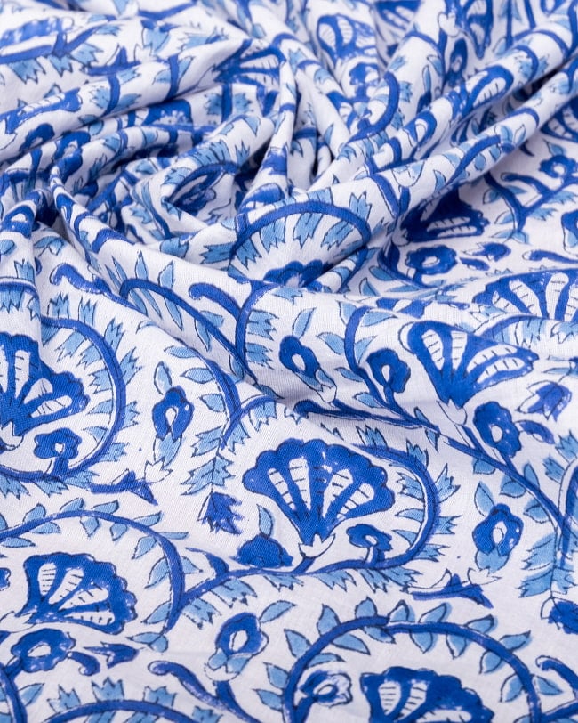 〔1m単位切り売り〕ジャイプル 職人手作り木版染め 色彩美しいボタニカルデザイン〔幅約106cm〕〔ブルー系 更紗柄〕 おしゃれ 生地 テーブルクロス 手芸素材などへ 5 - 生地の拡大写真です