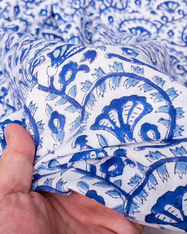 〔1m単位切り売り〕ジャイプル 職人手作り木版染め 色彩美しいボタニカルデザイン〔幅約106cm〕〔ブルー系 更紗柄〕 おしゃれ 生地 テーブルクロス 手芸素材などへ 7 - このような生地感になります。ウッドブロックにしか出せない風合いです。