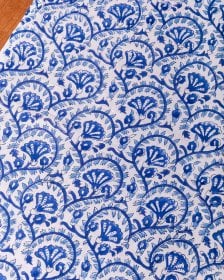 〔1m単位切り売り〕ジャイプル 職人手作り木版染め 色彩美しいボタニカルデザイン〔幅約106cm〕〔ブルー系 更紗柄〕 おしゃれ 生地 テーブルクロス 手芸素材などへ(MB-RSCLTH-1714)