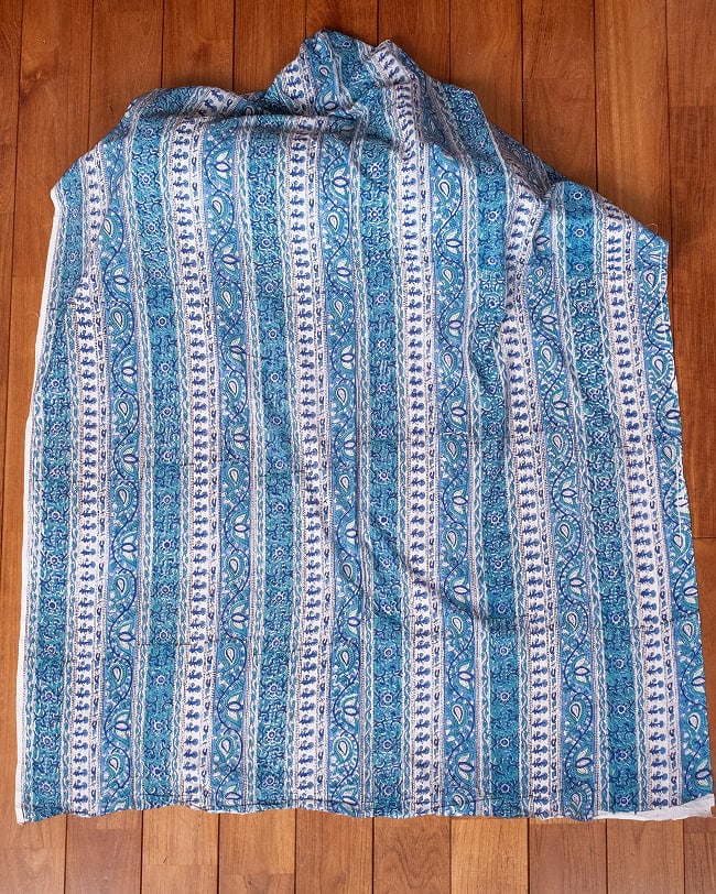 〔1m単位切り売り〕ジャイプル 職人手作り木版染め 色彩美しいボタニカルデザイン〔幅約109cm〕〔ブルー×青緑系 更紗柄〕 おしゃれ 生地 テーブルクロス 手芸素材などへ 2 - 生地を広げてみたところです。横幅もしっかりあります。注文個数に応じた長さにカットしてお送りいたします。