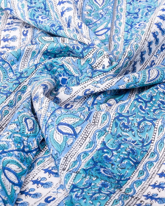 〔1m単位切り売り〕ジャイプル 職人手作り木版染め 色彩美しいボタニカルデザイン〔幅約109cm〕〔ブルー×青緑系 更紗柄〕 おしゃれ 生地 テーブルクロス 手芸素材などへ 5 - 生地の拡大写真です