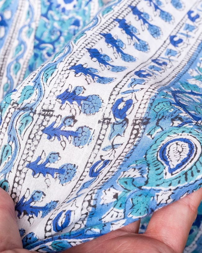 〔1m単位切り売り〕ジャイプル 職人手作り木版染め 色彩美しいボタニカルデザイン〔幅約109cm〕〔ブルー×青緑系 更紗柄〕 おしゃれ 生地 テーブルクロス 手芸素材などへ 7 - このような生地感になります。ウッドブロックにしか出せない風合いです。