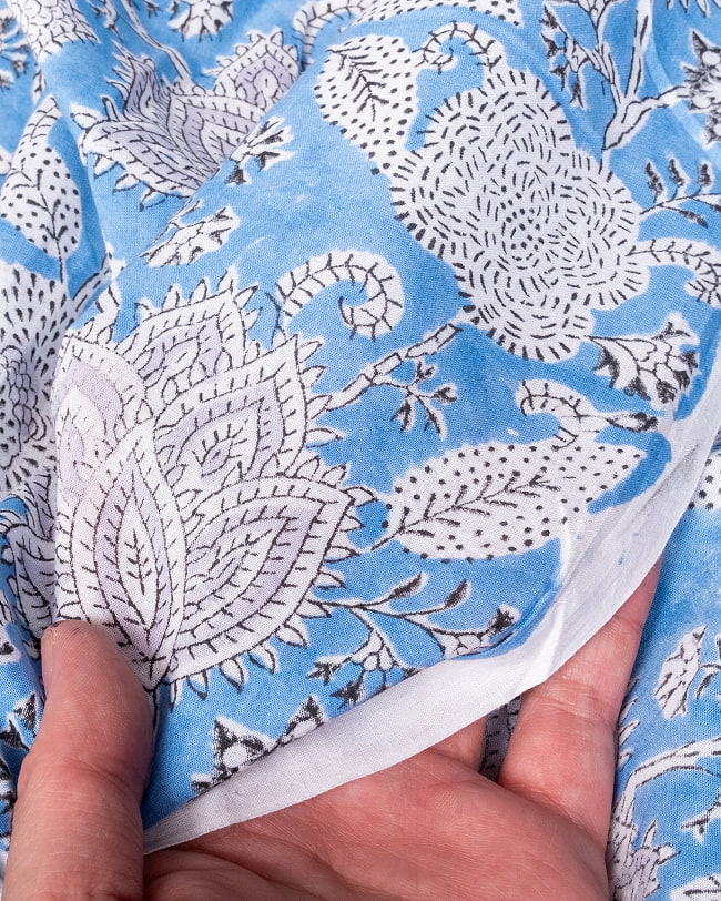 〔1m単位切り売り〕ジャイプル 職人手作り木版染め 色彩美しいボタニカルデザイン〔幅約106cm〕〔水色系 更紗柄〕 おしゃれ 生地 テーブルクロス 手芸素材などへ 7 - このような生地感になります。ウッドブロックにしか出せない風合いです。