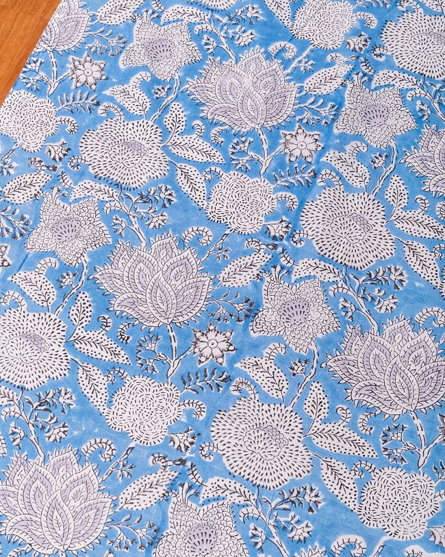 〔1m単位切り売り〕ジャイプル 職人手作り木版染め 色彩美しいボタニカルデザイン〔幅約106cm〕〔水色系 更紗柄〕 おしゃれ 生地 テーブルクロス 手芸素材などへの写真