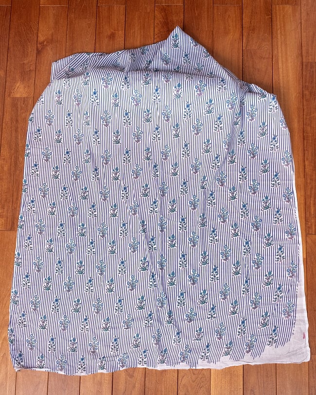 〔1m単位切り売り〕ジャイプル 職人手作り木版染め 色彩美しいボタニカルデザイン〔幅約113cm〕〔ブルー系 更紗柄〕 おしゃれ 生地 テーブルクロス 手芸素材などへ 2 - 生地を広げてみたところです。横幅もしっかりあります。注文個数に応じた長さにカットしてお送りいたします。