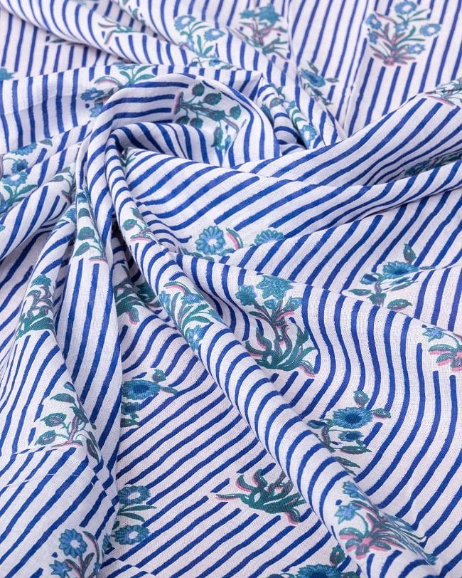 〔1m単位切り売り〕ジャイプル 職人手作り木版染め 色彩美しいボタニカルデザイン〔幅約113cm〕〔ブルー系 更紗柄〕 おしゃれ 生地 テーブルクロス 手芸素材などへ 5 - 生地の拡大写真です