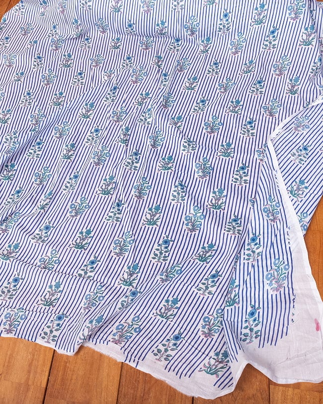 〔1m単位切り売り〕ジャイプル 職人手作り木版染め 色彩美しいボタニカルデザイン〔幅約113cm〕〔ブルー系 更紗柄〕 おしゃれ 生地 テーブルクロス 手芸素材などへ 6 - とても良い風合いです