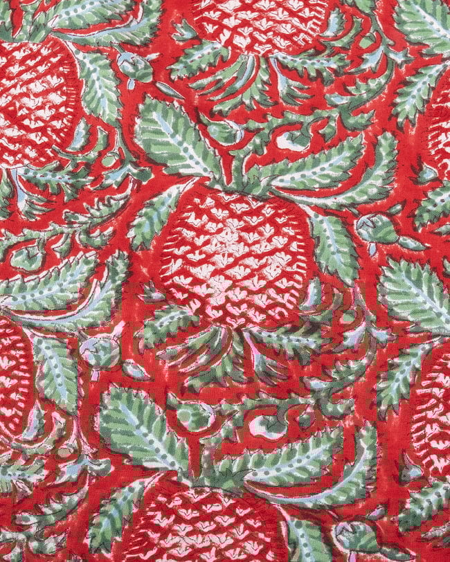 〔1m単位切り売り〕ジャイプル 職人手作り木版染め 色彩美しいボタニカルデザイン〔幅約109cm〕〔レッド系 パイナップル柄〕 おしゃれ 生地 テーブルクロス 手芸素材などへ 3 - 1mの長さごとにご購入いただけます。