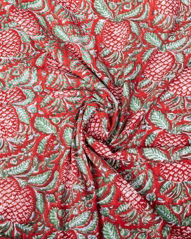 〔1m単位切り売り〕ジャイプル 職人手作り木版染め 色彩美しいボタニカルデザイン〔幅約109cm〕〔レッド系 パイナップル柄〕 おしゃれ 生地 テーブルクロス 手芸素材などへ 4 - インドならではの布ですね。