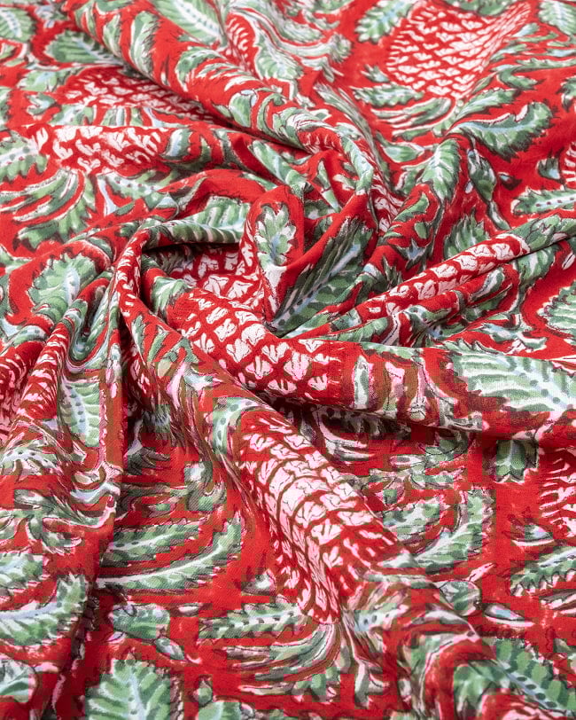 〔1m単位切り売り〕ジャイプル 職人手作り木版染め 色彩美しいボタニカルデザイン〔幅約109cm〕〔レッド系 パイナップル柄〕 おしゃれ 生地 テーブルクロス 手芸素材などへ 5 - 生地の拡大写真です