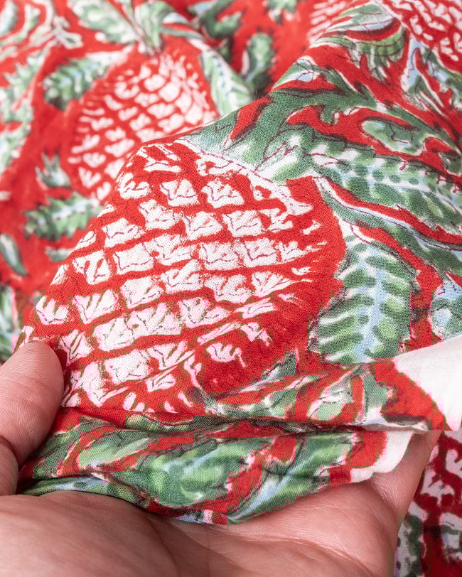〔1m単位切り売り〕ジャイプル 職人手作り木版染め 色彩美しいボタニカルデザイン〔幅約109cm〕〔レッド系 パイナップル柄〕 おしゃれ 生地 テーブルクロス 手芸素材などへ 7 - このような生地感になります。ウッドブロックにしか出せない風合いです。