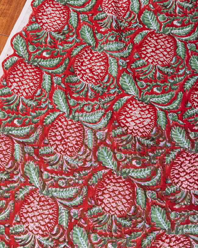 〔1m単位切り売り〕ジャイプル 職人手作り木版染め 色彩美しいボタニカルデザイン〔幅約109cm〕〔レッド系 パイナップル柄〕 おしゃれ 生地 テーブルクロス 手芸素材などへの写真