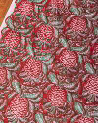 〔1m単位切り売り〕ジャイプル 職人手作り木版染め 色彩美しいボタニカルデザイン〔幅約109cm〕〔レッド系 パイナップル柄〕 おしゃれ 生地 テーブルクロス 手芸素材などへ