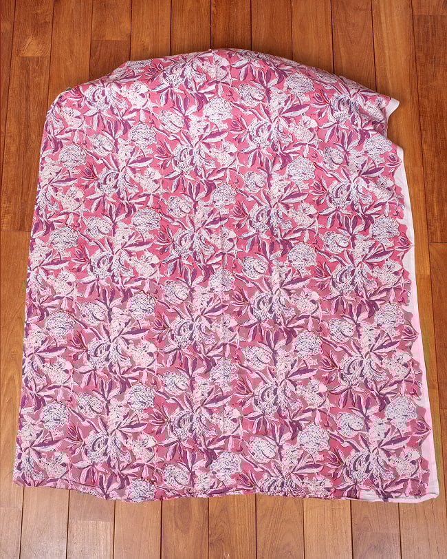 〔1m単位切り売り〕ジャイプル 職人手作り木版染め 色彩美しいボタニカルデザイン〔幅約108cm〕〔ピンク系 更紗柄〕 おしゃれ 生地 テーブルクロス 手芸素材などへ 2 - 生地を広げてみたところです。横幅もしっかりあります。注文個数に応じた長さにカットしてお送りいたします。