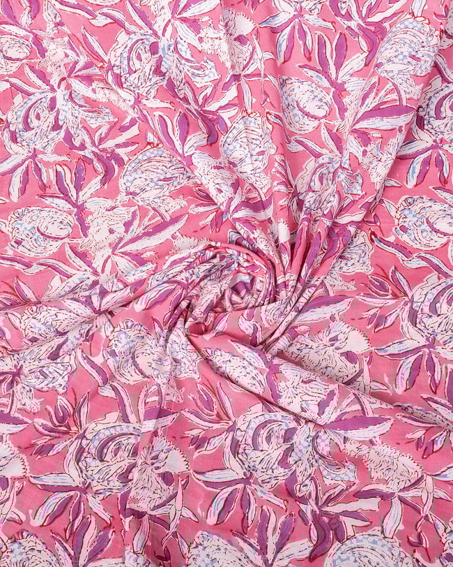 〔1m単位切り売り〕ジャイプル 職人手作り木版染め 色彩美しいボタニカルデザイン〔幅約108cm〕〔ピンク系 更紗柄〕 おしゃれ 生地 テーブルクロス 手芸素材などへ 4 - インドならではの布ですね。