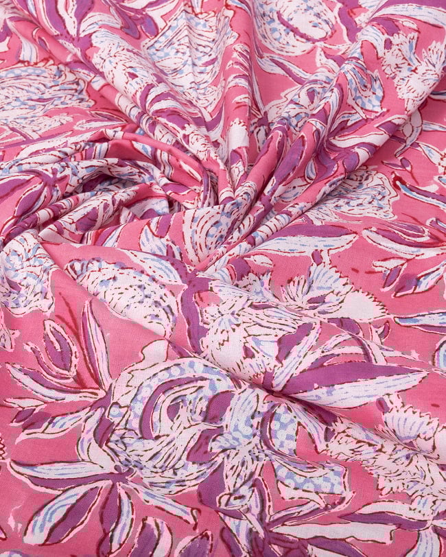 〔1m単位切り売り〕ジャイプル 職人手作り木版染め 色彩美しいボタニカルデザイン〔幅約108cm〕〔ピンク系 更紗柄〕 おしゃれ 生地 テーブルクロス 手芸素材などへ 5 - 生地の拡大写真です