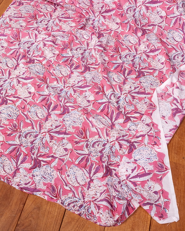 〔1m単位切り売り〕ジャイプル 職人手作り木版染め 色彩美しいボタニカルデザイン〔幅約108cm〕〔ピンク系 更紗柄〕 おしゃれ 生地 テーブルクロス 手芸素材などへ 6 - とても良い風合いです