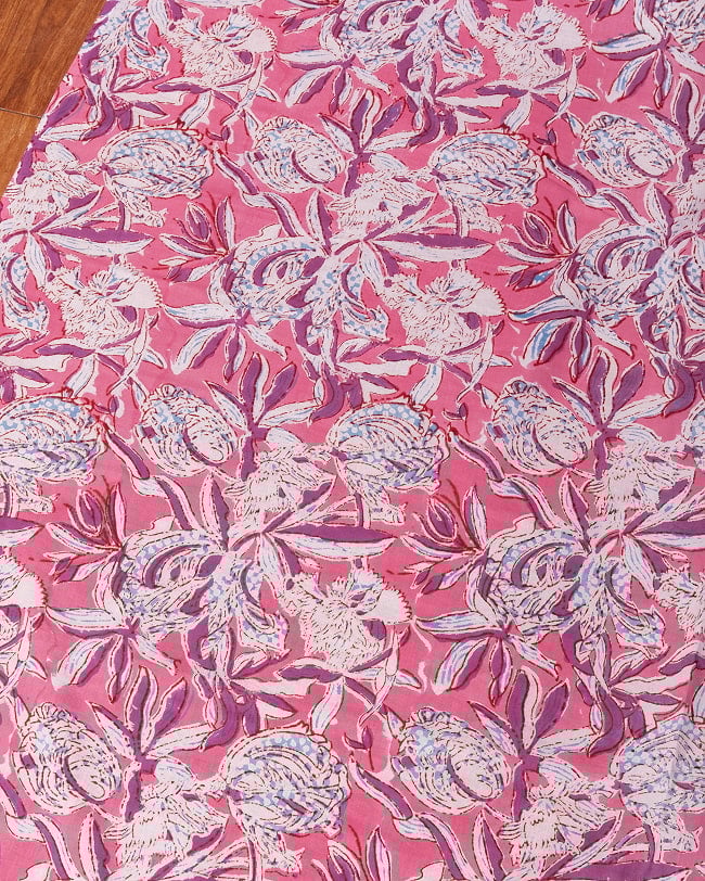 〔1m単位切り売り〕ジャイプル 職人手作り木版染め 色彩美しいボタニカルデザイン〔幅約108cm〕〔ピンク系 更紗柄〕 おしゃれ 生地 テーブルクロス 手芸素材などへの写真