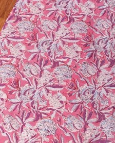 〔1m単位切り売り〕ジャイプル 職人手作り木版染め 色彩美しいボタニカルデザイン〔幅約108cm〕〔ピンク系 更紗柄〕 おしゃれ 生地 テーブルクロス 手芸素材などへ(MB-RSCLTH-1720)