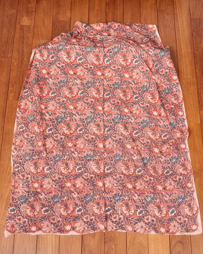 〔1m単位切り売り〕ジャイプル 職人手作り木版染め 色彩美しいボタニカルデザイン〔幅約109cm〕〔サーモンオレンジ系 更紗柄〕 おしゃれ 生地 テーブルクロス 手芸素材などへ 2 - 生地を広げてみたところです。横幅もしっかりあります。注文個数に応じた長さにカットしてお送りいたします。