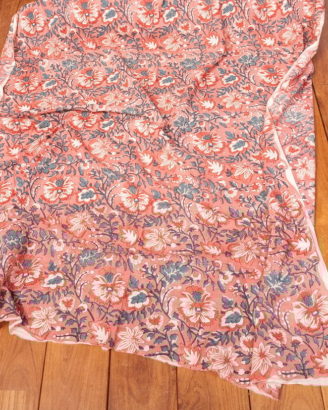 〔1m単位切り売り〕ジャイプル 職人手作り木版染め 色彩美しいボタニカルデザイン〔幅約109cm〕〔サーモンオレンジ系 更紗柄〕 おしゃれ 生地 テーブルクロス 手芸素材などへ 6 - とても良い風合いです