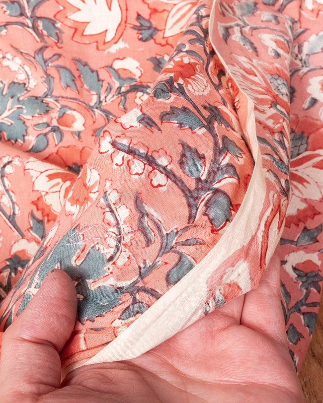 〔1m単位切り売り〕ジャイプル 職人手作り木版染め 色彩美しいボタニカルデザイン〔幅約109cm〕〔サーモンオレンジ系 更紗柄〕 おしゃれ 生地 テーブルクロス 手芸素材などへ 7 - このような生地感になります。ウッドブロックにしか出せない風合いです。