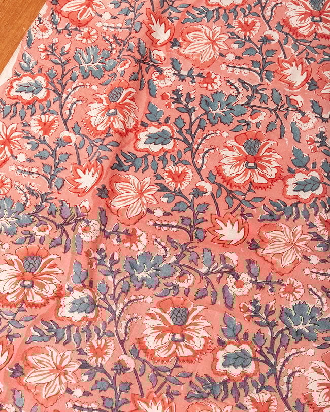 〔1m単位切り売り〕ジャイプル 職人手作り木版染め 色彩美しいボタニカルデザイン〔幅約109cm〕〔サーモンオレンジ系 更紗柄〕 おしゃれ 生地 テーブルクロス 手芸素材などへの写真