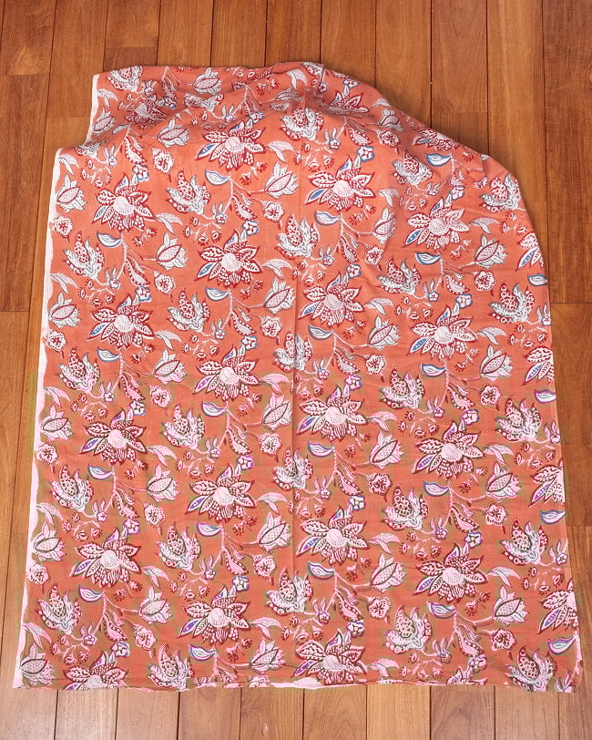 〔1m単位切り売り〕ジャイプル 職人手作り木版染め 色彩美しいボタニカルデザイン〔幅約109cm〕〔サーモンオレンジ系 更紗柄〕 おしゃれ 生地 テーブルクロス 手芸素材などへ 2 - 生地を広げてみたところです。横幅もしっかりあります。注文個数に応じた長さにカットしてお送りいたします。