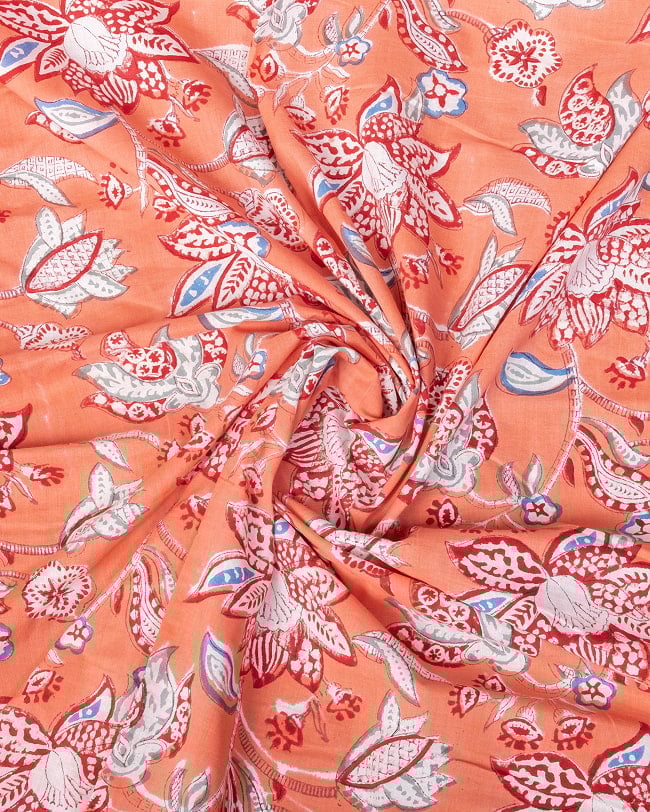 〔1m単位切り売り〕ジャイプル 職人手作り木版染め 色彩美しいボタニカルデザイン〔幅約109cm〕〔サーモンオレンジ系 更紗柄〕 おしゃれ 生地 テーブルクロス 手芸素材などへ 4 - インドならではの布ですね。
