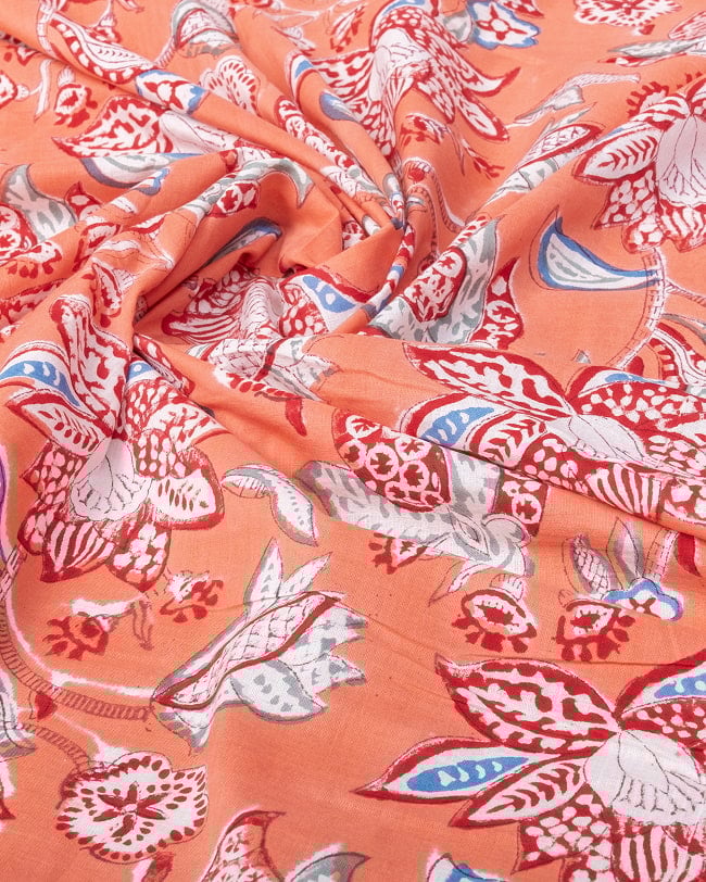 〔1m単位切り売り〕ジャイプル 職人手作り木版染め 色彩美しいボタニカルデザイン〔幅約109cm〕〔サーモンオレンジ系 更紗柄〕 おしゃれ 生地 テーブルクロス 手芸素材などへ 5 - 生地の拡大写真です