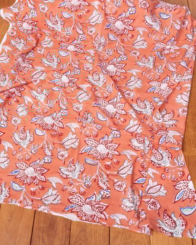 〔1m単位切り売り〕ジャイプル 職人手作り木版染め 色彩美しいボタニカルデザイン〔幅約109cm〕〔サーモンオレンジ系 更紗柄〕 おしゃれ 生地 テーブルクロス 手芸素材などへ 6 - とても良い風合いです