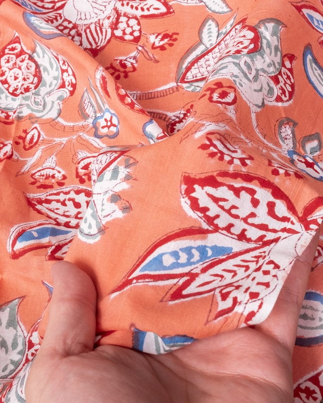 〔1m単位切り売り〕ジャイプル 職人手作り木版染め 色彩美しいボタニカルデザイン〔幅約109cm〕〔サーモンオレンジ系 更紗柄〕 おしゃれ 生地 テーブルクロス 手芸素材などへ 7 - このような生地感になります。ウッドブロックにしか出せない風合いです。