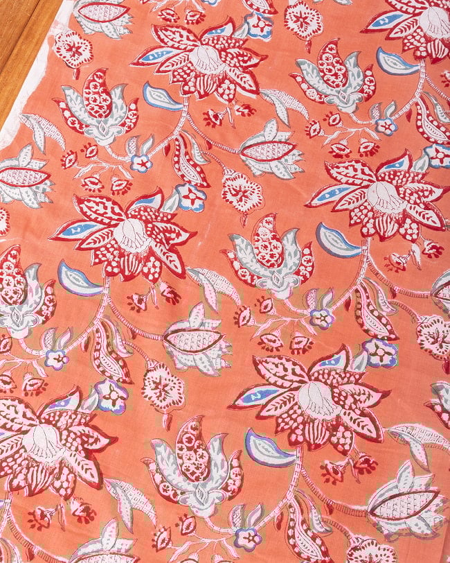 〔1m単位切り売り〕ジャイプル 職人手作り木版染め 色彩美しいボタニカルデザイン〔幅約109cm〕〔サーモンオレンジ系 更紗柄〕 おしゃれ 生地 テーブルクロス 手芸素材などへの写真