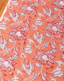 〔1m単位切り売り〕ジャイプル 職人手作り木版染め 色彩美しいボタニカルデザイン〔幅約109cm〕〔サーモンオレンジ系 更紗柄〕 おしゃれ 生地 テーブルクロス 手芸素材などへ(MB-RSCLTH-1722)