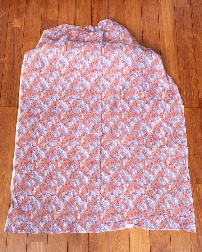 〔1m単位切り売り〕ジャイプル 職人手作り木版染め 色彩美しいボタニカルデザイン〔幅約110cm〕〔サーモン×紫系 波模様〕 おしゃれ 生地 テーブルクロス 手芸素材などへ 2 - 生地を広げてみたところです。横幅もしっかりあります。注文個数に応じた長さにカットしてお送りいたします。