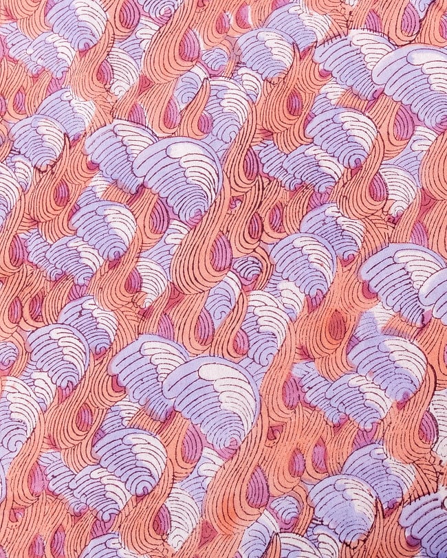 〔1m単位切り売り〕ジャイプル 職人手作り木版染め 色彩美しいボタニカルデザイン〔幅約110cm〕〔サーモン×紫系 波模様〕 おしゃれ 生地 テーブルクロス 手芸素材などへ 3 - 1mの長さごとにご購入いただけます。