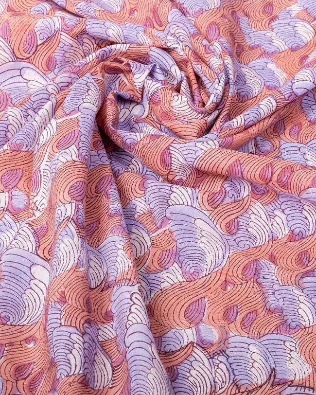 〔1m単位切り売り〕ジャイプル 職人手作り木版染め 色彩美しいボタニカルデザイン〔幅約110cm〕〔サーモン×紫系 波模様〕 おしゃれ 生地 テーブルクロス 手芸素材などへ 5 - 生地の拡大写真です